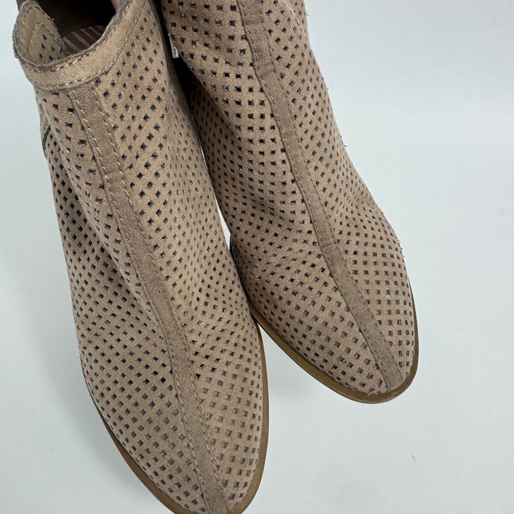 DV Dolce Vita Women's Perforated Taupe Ankle Booties Block Heel Size 6 - Picture 10 of 13